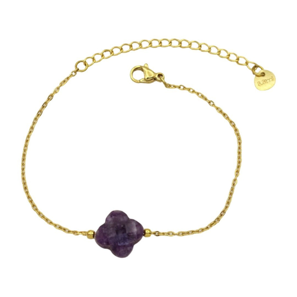 Bracelet fin en chaîne dorée avec pendentif trèfle en pierre naturelle violette, fermeture réglable.