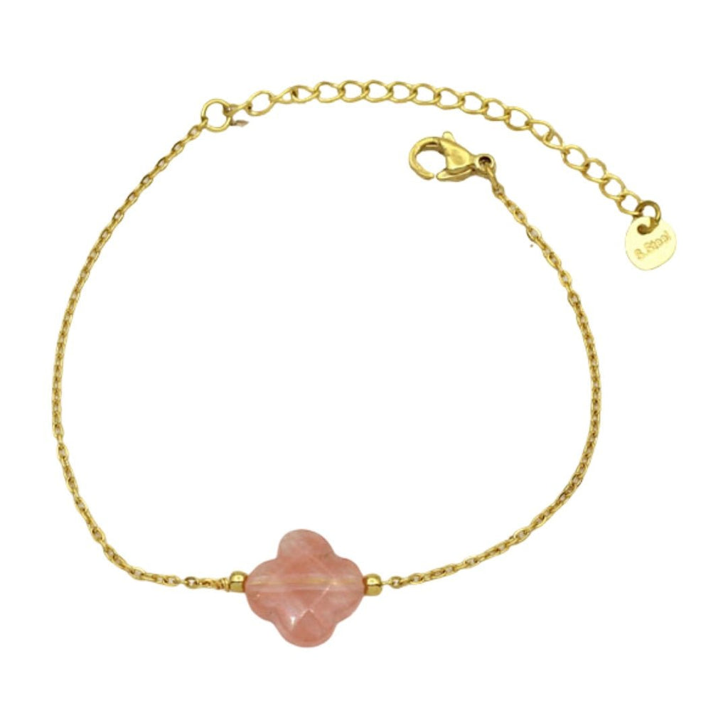 Bracelet fin doré avec pendentif trèfle en pierre naturelle rose, fermoir ajustable.