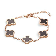 Bracelet femme en titane or rose avec cinq pendentifs trèfle noirs et chaîne réglable.