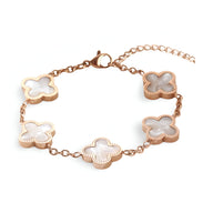 Bracelet femme en titane or rose avec fleurs trèfle en nacre blanche et maillons délicats.