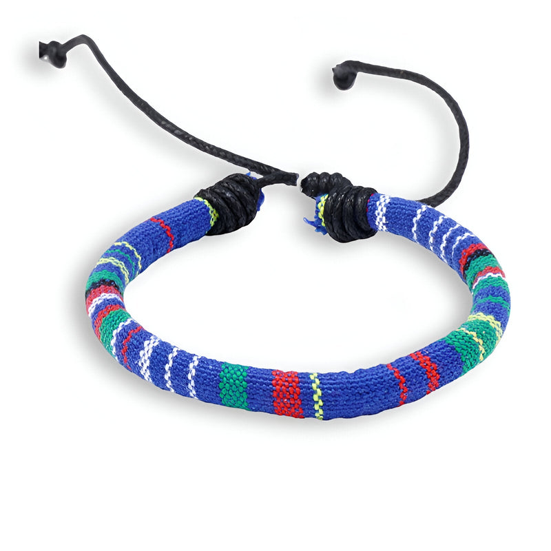 Bracelet tressé en coton bleu, vert, rouge et jaune avec fermeture réglable noire.