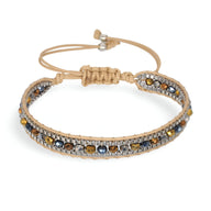 Bracelet tressé beige avec perles de riz grises, marron et noires, fermoir coulissant ajustable.