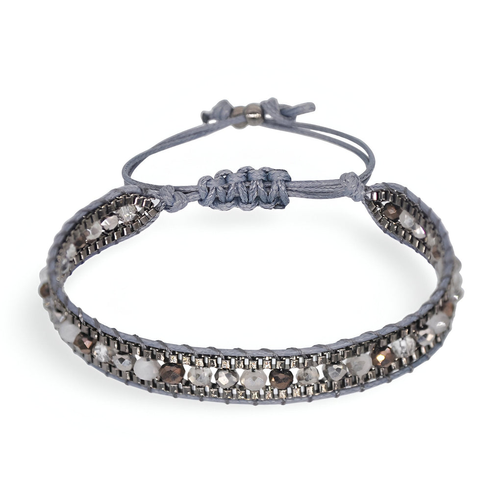 Bracelet tressé gris avec perles de riz argentées, fermeture réglable par nœud coulissant.