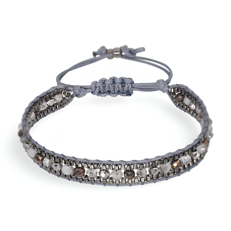Bracelet tressé gris avec perles de riz argentées, fermeture réglable par nœud coulissant.