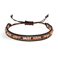 Bracelet tressé marron avec perles de riz nacrées et détails orange réglable.