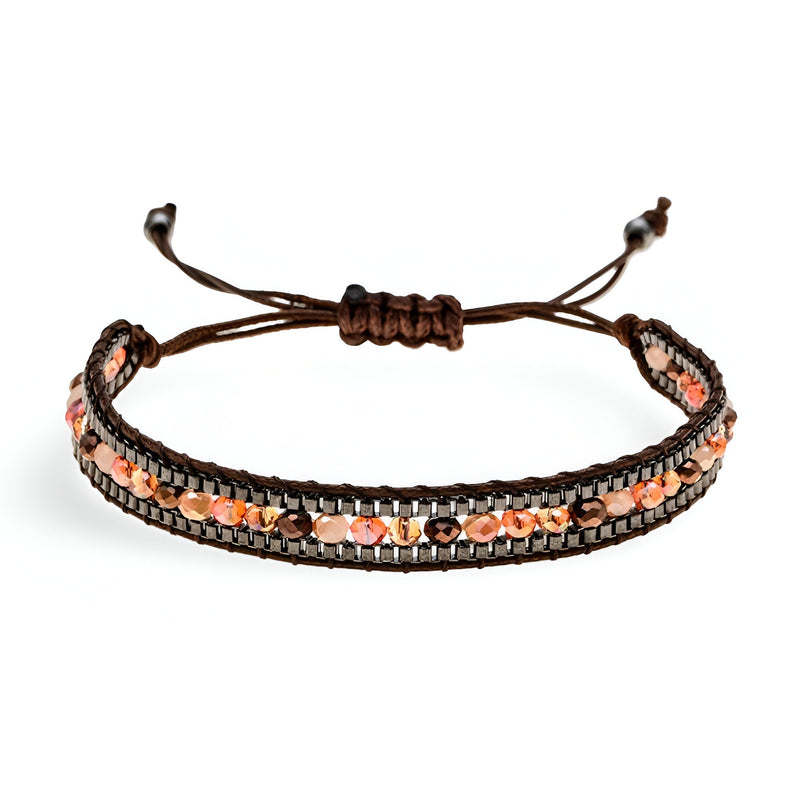 Bracelet tressé marron avec perles de riz nacrées et détails orange réglable.