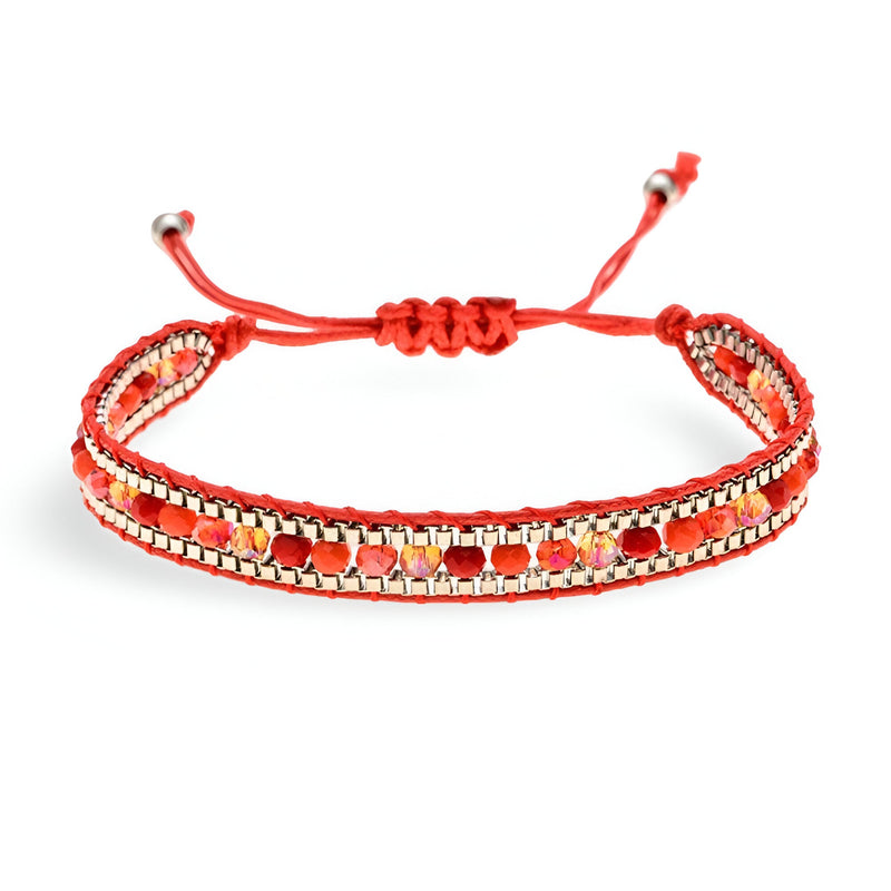 Bracelet tressé rouge avec perles de riz dorées et argentées, fermoir coulissant ajustable.
