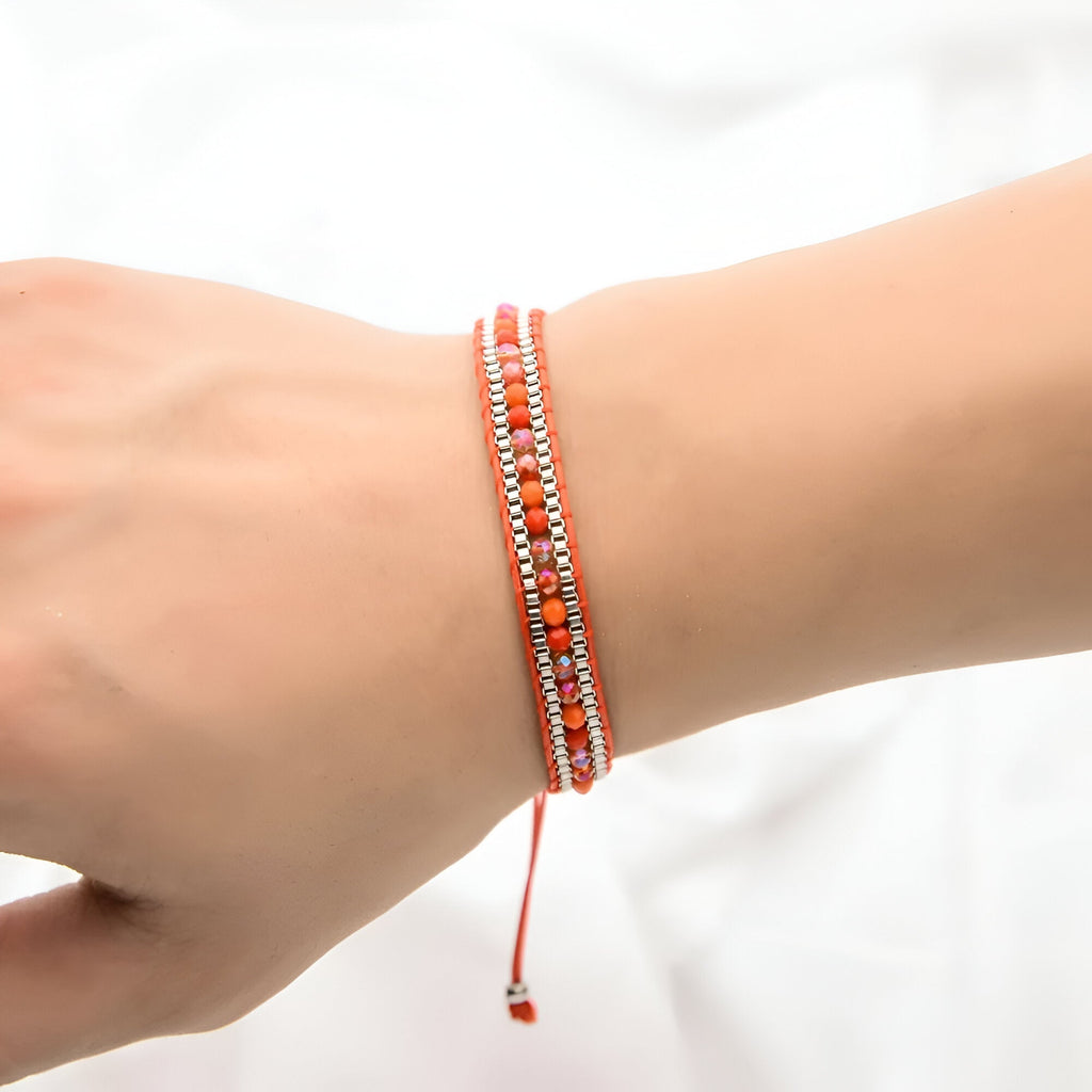 Bracelet tressé rouge avec perles de riz blanches, finition ajustable à cordon, modèle Idalia.