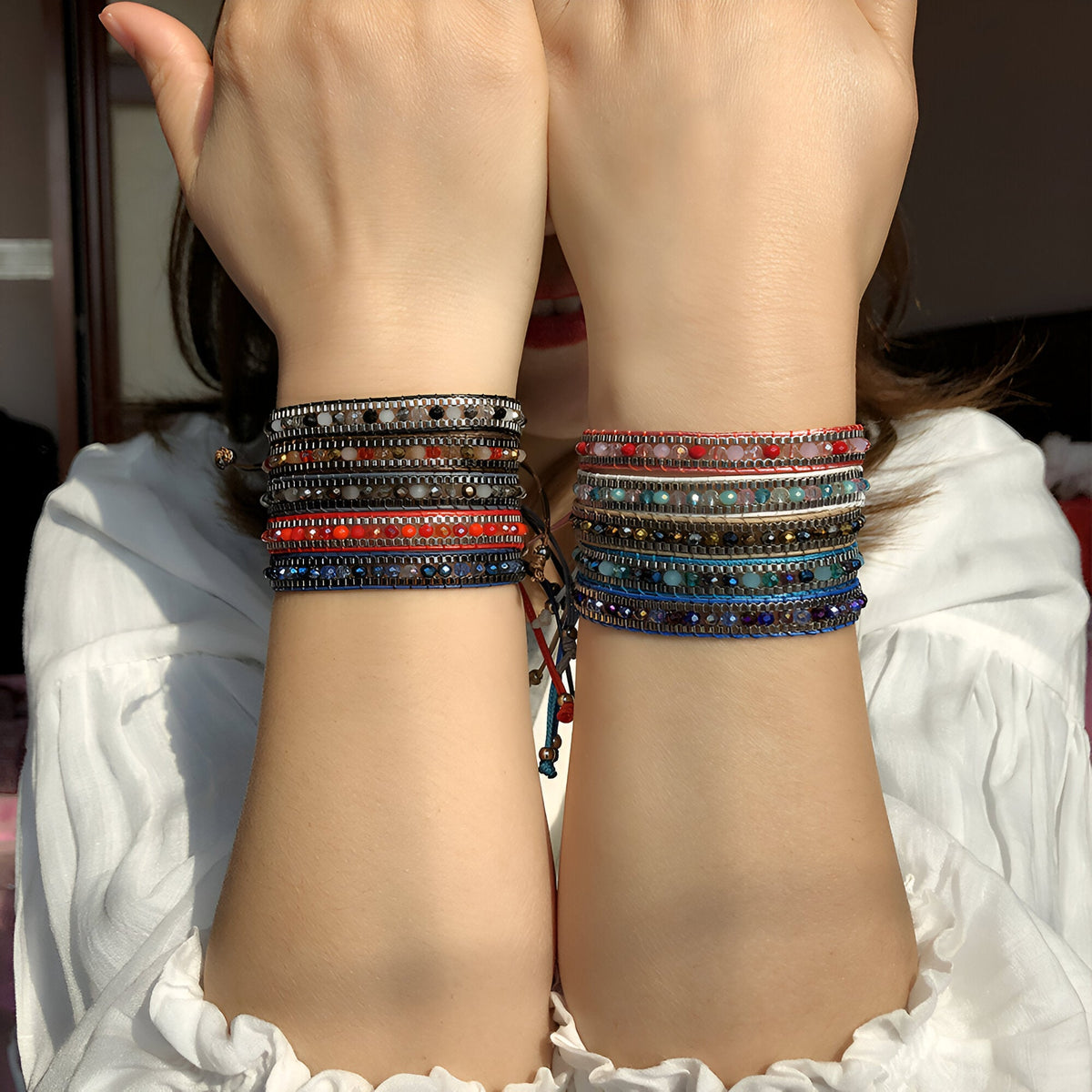 Bracelets tressés multicolores avec perles de riz intégrées sur poignets féminins, style bohème.