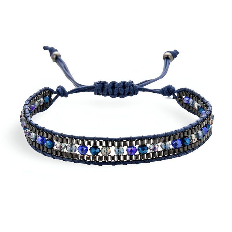 Bracelet tressé bleu marine avec perles de riz blanches et bleues, fermoir coulissant réglable.