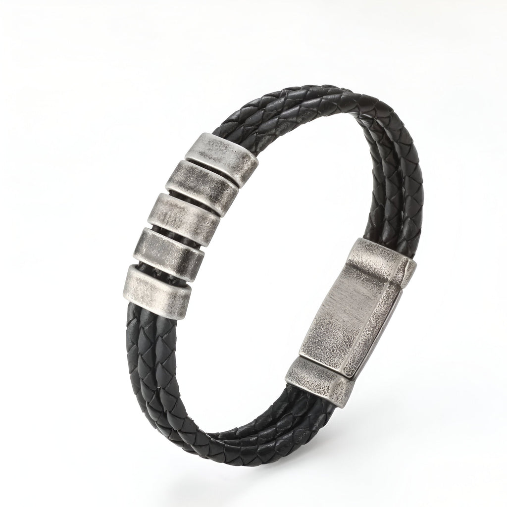 Bracelet homme noir en cuir tressé triple cordon avec deux plaques métalliques argentées vieilli.
