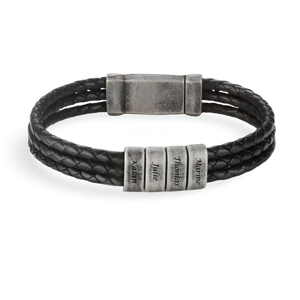 Bracelet homme noir triple cordon cuir tressé avec quatre plaques gravées en métal vieilli.