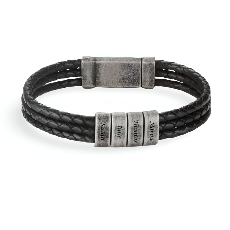 Bracelet homme noir triple cordon cuir tressé avec quatre plaques gravées en métal vieilli.
