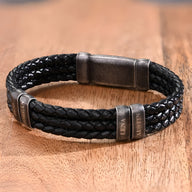 Bracelet homme triple cordon cuir noir tressé avec quatre plaques métalliques gravées modèle Austin.