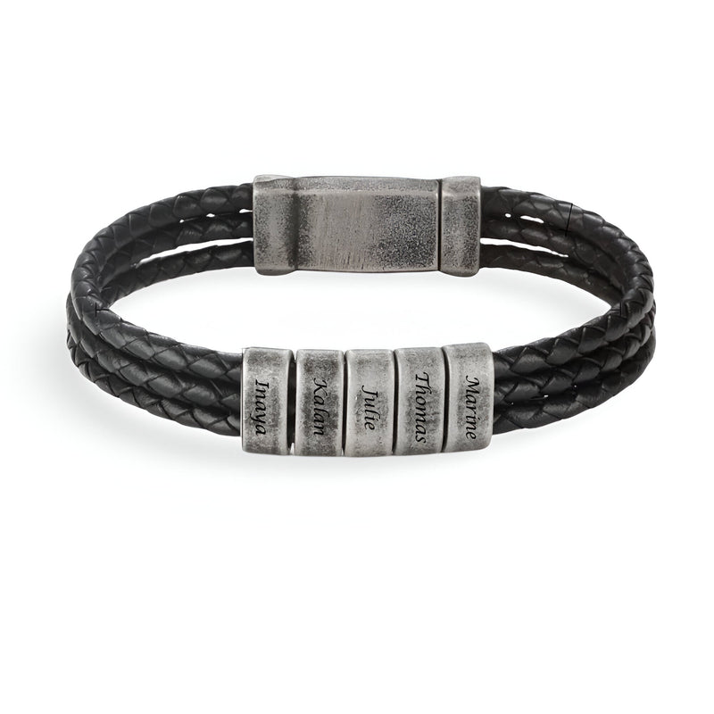 Bracelet homme noir triple cordon cuir avec cinq plaques métalliques gravées et fermoir magnétique.