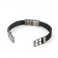Bracelet homme cuir noir triple cordon avec cinq plaques métalliques argentées modèle Austin.