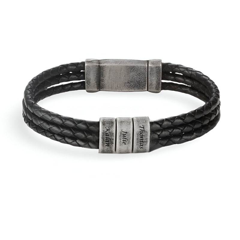 Bracelet homme noir triple cordon cuir tressé avec trois plaques métalliques gravées et fermoir aimanté gris vieilli.