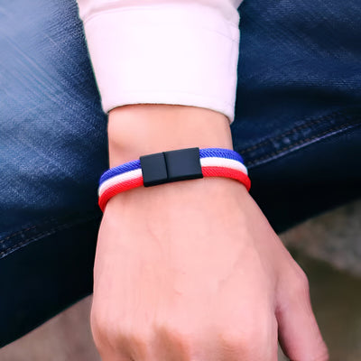 Bracelet triple cordons bleu blanc rouge avec fermoir noir, style masculin et décontracté.