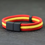 Bracelet triple cordons rouge et jaune avec fermoir noir mat, style masculin et épuré.