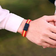 Bracelet homme triple cordons rouge et jaune avec fermoir noir, style casual.