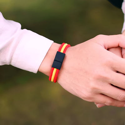 Bracelet homme triple cordons rouge et jaune avec fermoir noir, style casual.