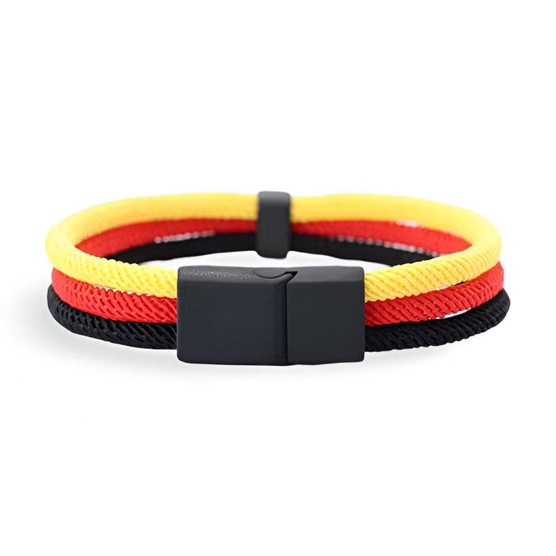 Bracelet triple cordons en nylon tricolore noir, rouge et jaune avec fermoir noir mat, style sportif.