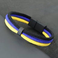 Bracelet triple cordons noir, bleu et jaune avec fermoir noir, style sportif pour homme.
