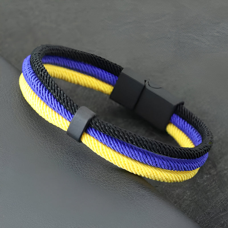 Bracelet triple cordons noir, bleu et jaune avec fermoir noir, style sportif pour homme.