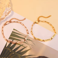 Bracelet or à triple plaques personnalisées avec prénoms, maillons ovales, style moderne et élégant.