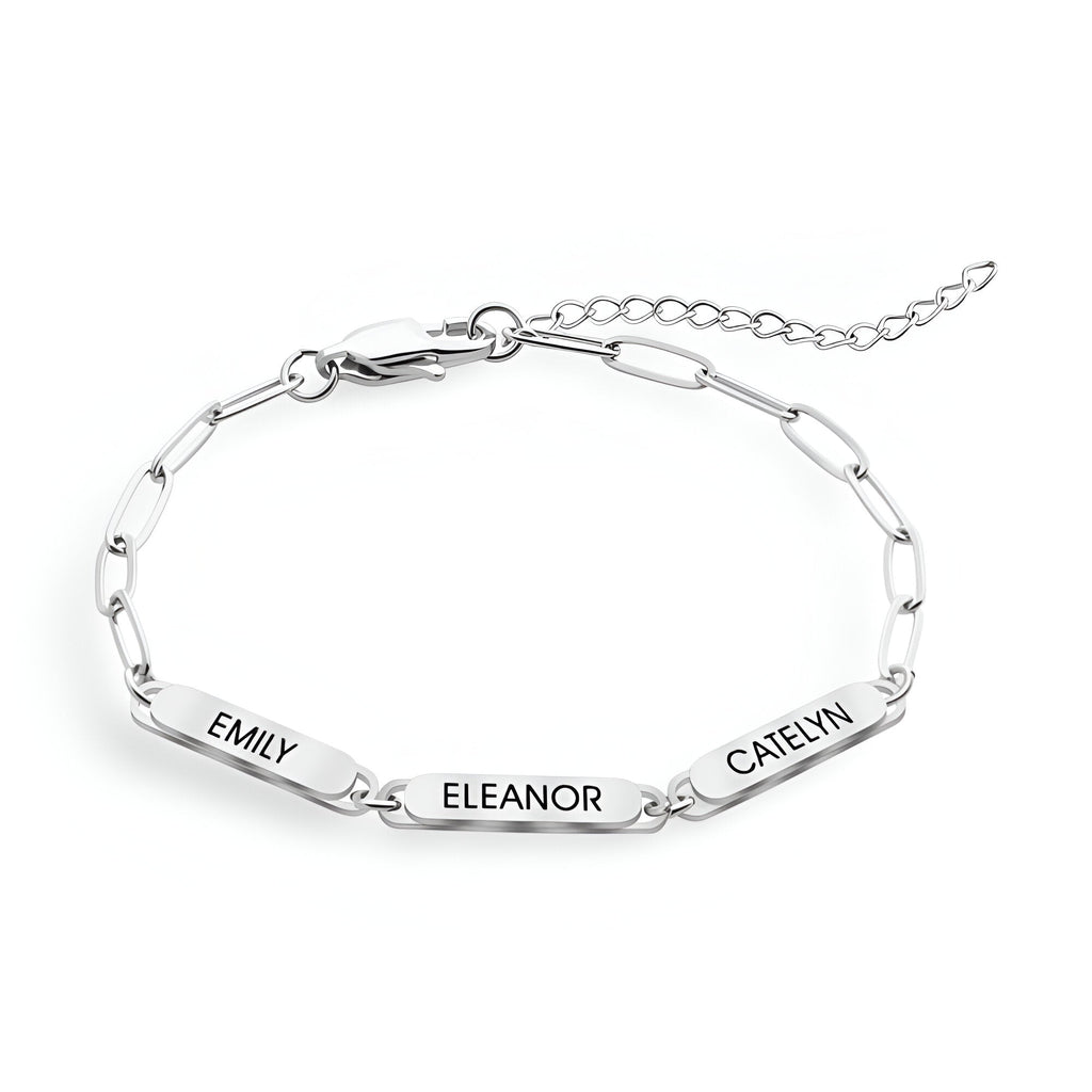 Bracelet en acier inoxydable argenté à trois plaques rectangulaires gravées Emily, Eleanor et Caelynn.