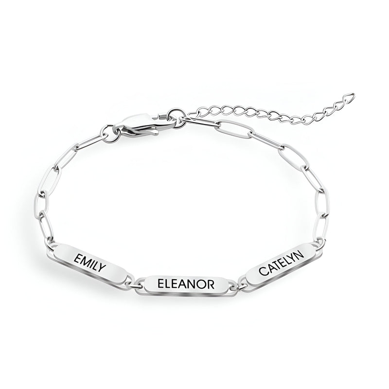 Bracelet en acier inoxydable argenté à trois plaques rectangulaires gravées Emily, Eleanor et Caelynn.