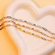 Bracelet triple plaques personnalisées en acier inoxydable, chaînes fines, options or, or rosé et argent, prénom gravé.
