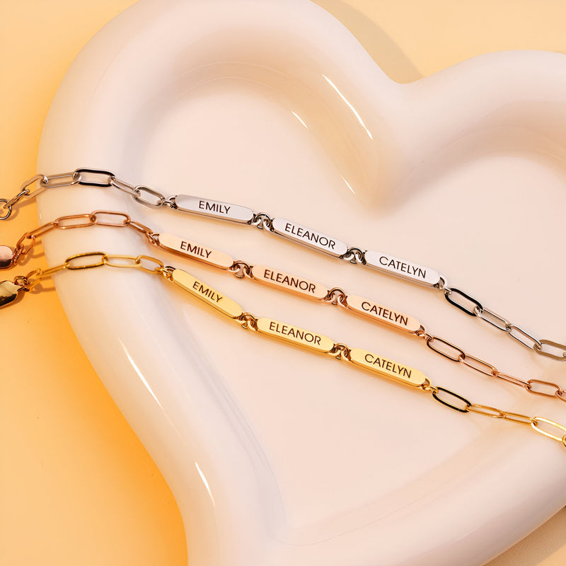Bracelet triple plaques personnalisées en acier inoxydable, chaînes fines, options or, or rosé et argent, prénom gravé.