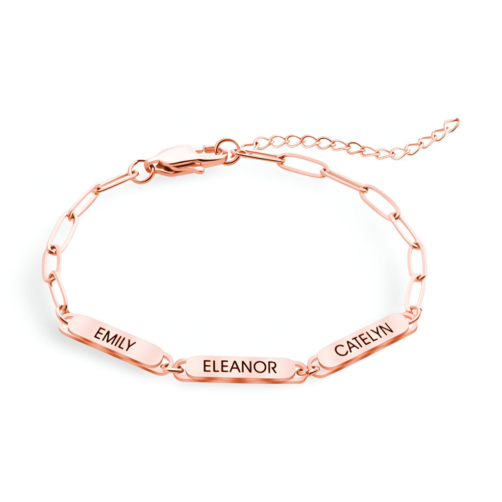 Bracelet en acier inoxydable or rosé avec trois plaques gravées Emily, Eleanor, Caitlin, chaîne fine ajustable.