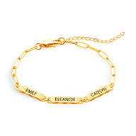 Bracelet en acier inoxydable or avec trois plaques gravées Emily, Eleanor, Caetlyn sur chaîne fine et fermoir mousqueton.