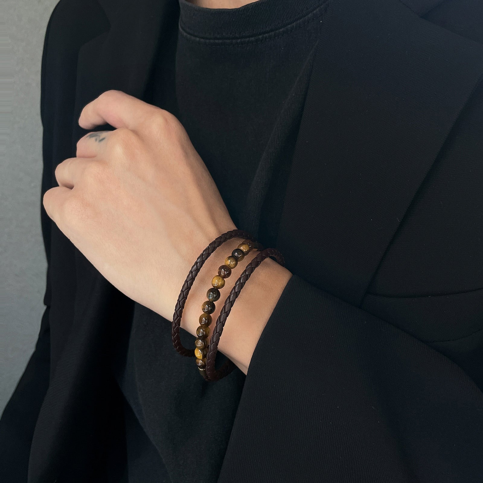 Bracelet triple rang cuir et pierres naturelle style rétro, acier inoxydable poli, accessoire masculin raffiné et distinctif, modèle Lancère