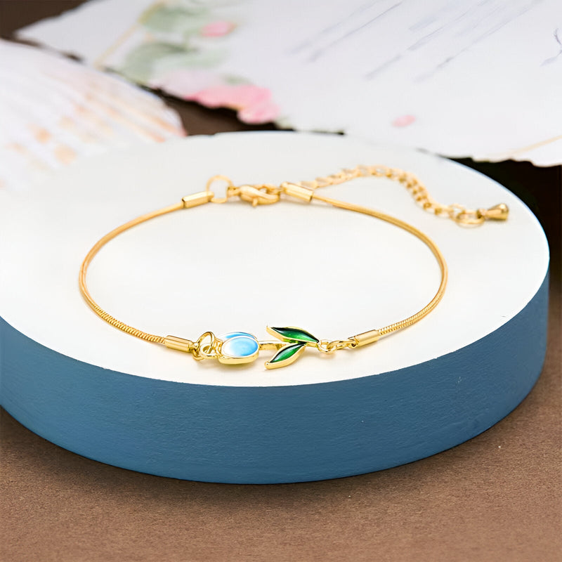 Bracelet en cuivre doré fin avec pendentif tulipe bleu et vert pour femme.