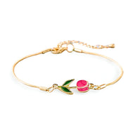 Bracelet fin en cuivre doré avec pendentif tulipe rose et feuilles vertes émaillées.