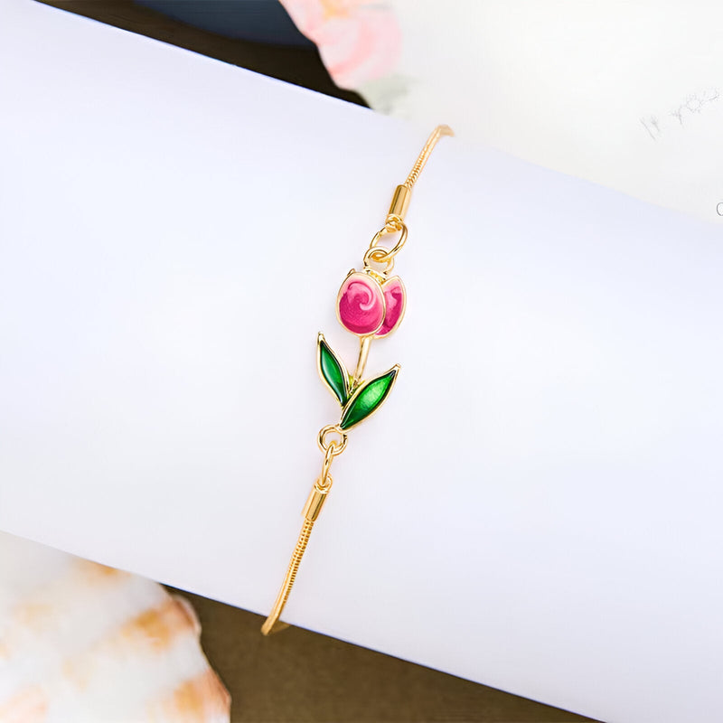 Bracelet fin en cuivre orné d'une tulipe rose avec feuilles vertes et détails dorés.