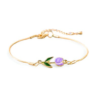 Bracelet fin en cuivre doré avec petite tulipe violette et feuilles vertes émaillées.