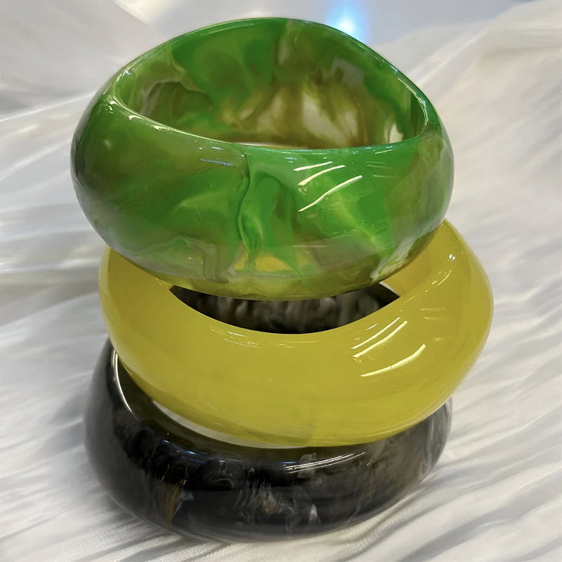 Lot de trois bracelets épais en acrylique vert marbré, jaune vif et noir marbré, style Thalina pour femme.