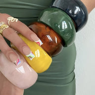 Bracelets épais en acrylique couleur rose pâle, jaune, marron, vert et bleu marine, finition lisse brillante.