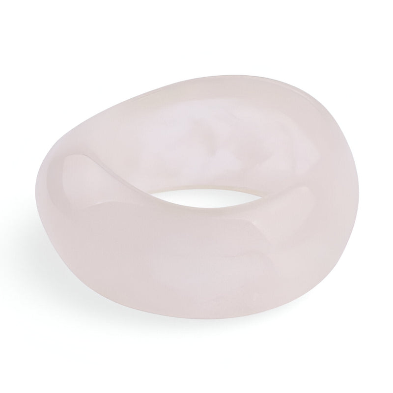 Bracelet épais en acrylique rose pâle, finition lisse et brillante, forme ronde généreuse.