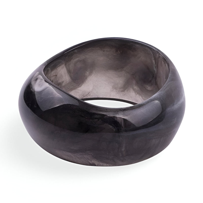 Bracelet large en acrylique noir brillant, modèle épuré et lisse, forme ronde et convexe.