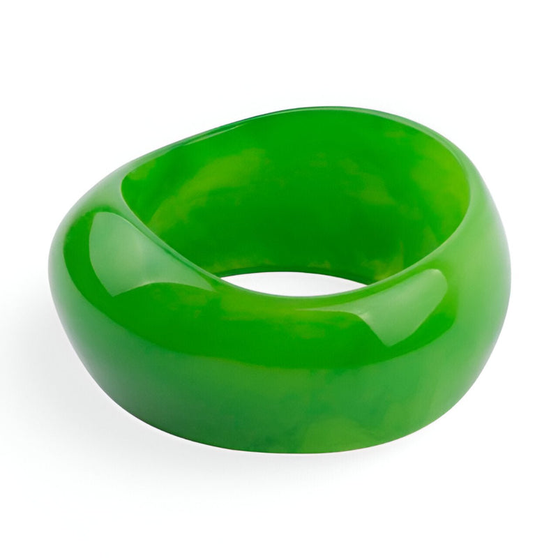Bracelet large en acrylique vert brillant, style moderne et lisse, modèle Thalina.