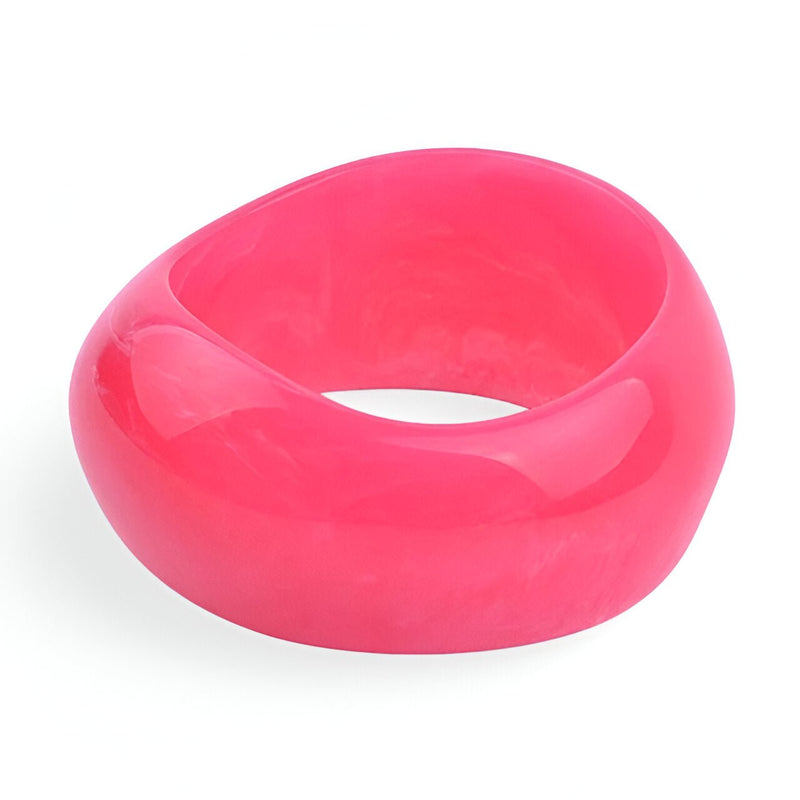 Bracelet épais en acrylique rose vif, design lisse et arrondi, modèle Thalina.