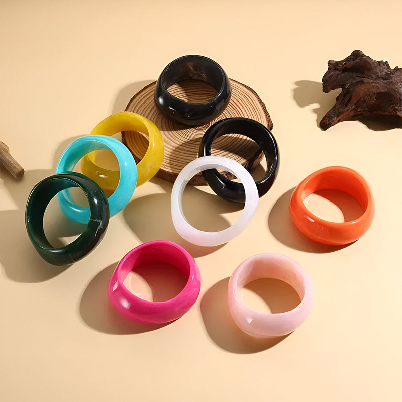 Bracelets unicolores en acrylique épais, finitions brillantes, couleurs variées dont noir, blanc, rose et turquoise.