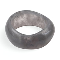 Bracelet épais en acrylique gris marbré, finition lisse et brillante, modèle Thalina pour femme.