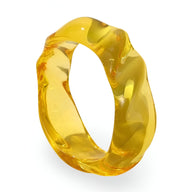Bracelet en acrylique jaune transparent avec texture ondulée, modèle Vespera pour femme.
