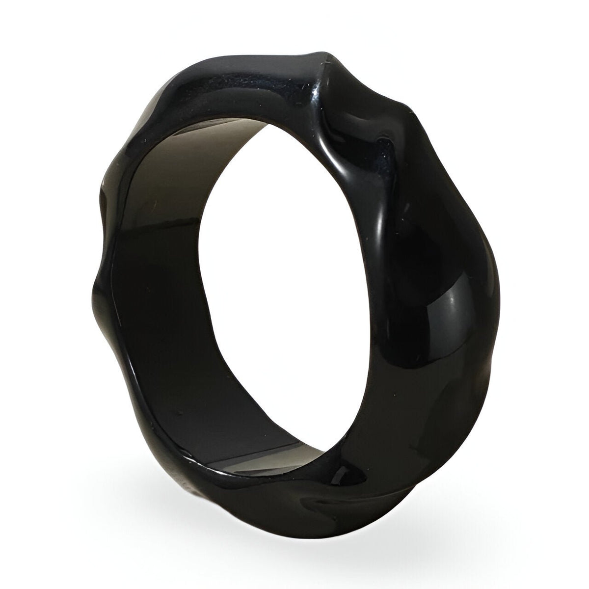 Bracelet rigide en acrylique noir avec surface ondulée et finition brillante.